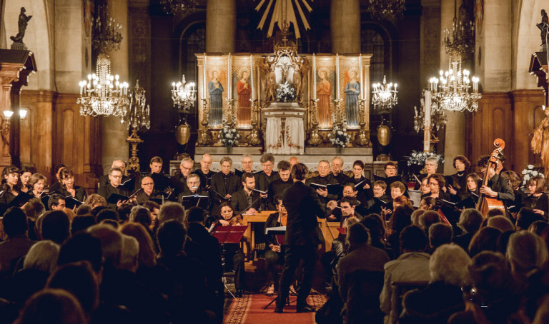 اجرای گروه کُر پاریس به رهبری تیل الی در کلیسای سنت ژرمن لُکسِروآ