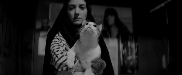 معرفی و نمایش فیلم “A Girl Walks Home Alone At Night” به کارگردانی آنا لیلی امیر پور