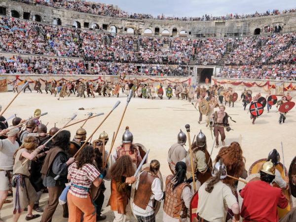 نمایش بزرگ بازسازی صحنه‌های تاریخی رم باستان در شهر نیم