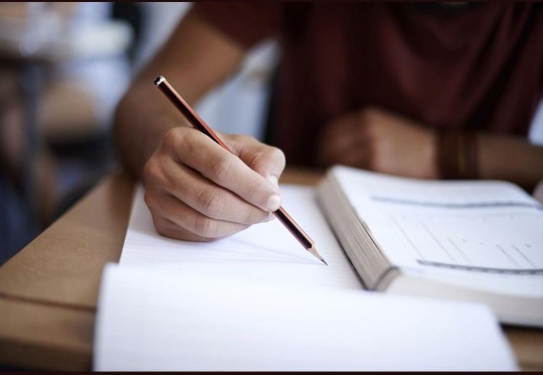 امتحان پایان ترم کلاس‌های زبان انجمن فرهنگی امید جهت دریافت مدرک زبان