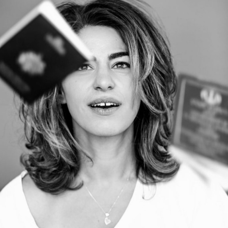 استند آپ کمدی سارا دورقی در جشنواره هنرهای نمایشی و تئاتر در شهر آوینیون