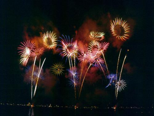 فستیوال هنر آتش بازی همراه با موسیقی در شهر کن