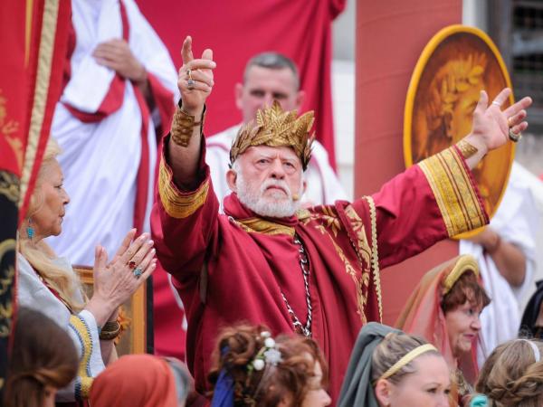 بازسازی دیدنی صحنه‌های تاریخی رم باستان در شهر نیم