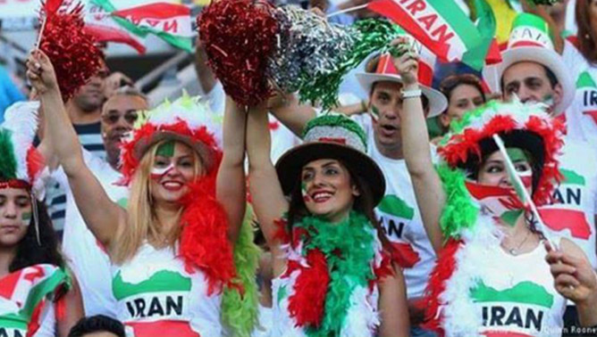 تماشای گروهی بازی ایران-مراکش در پاریس