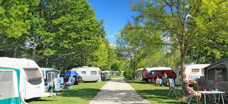 کامپینگ یکی از تفریحات تابستانی فرانسوی‌ها