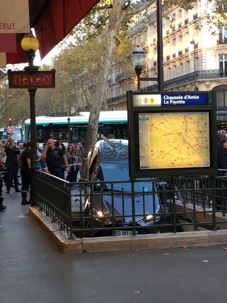 در پاریس یک ماشین به اشتباه وارد ورودی مترو شد