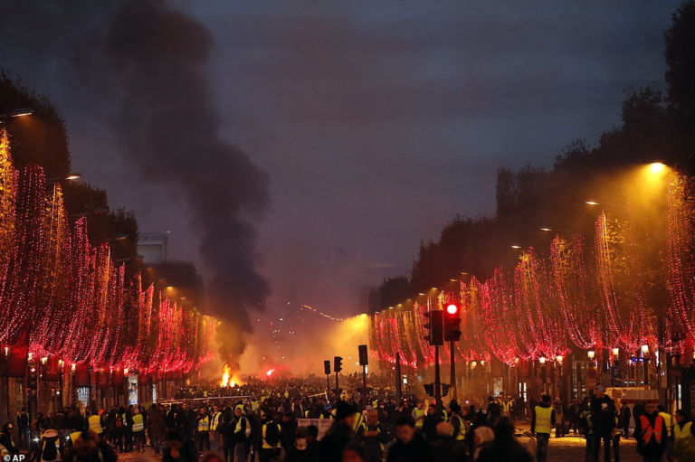 تظاهرات “جلیقه‌زردها” در پاریس