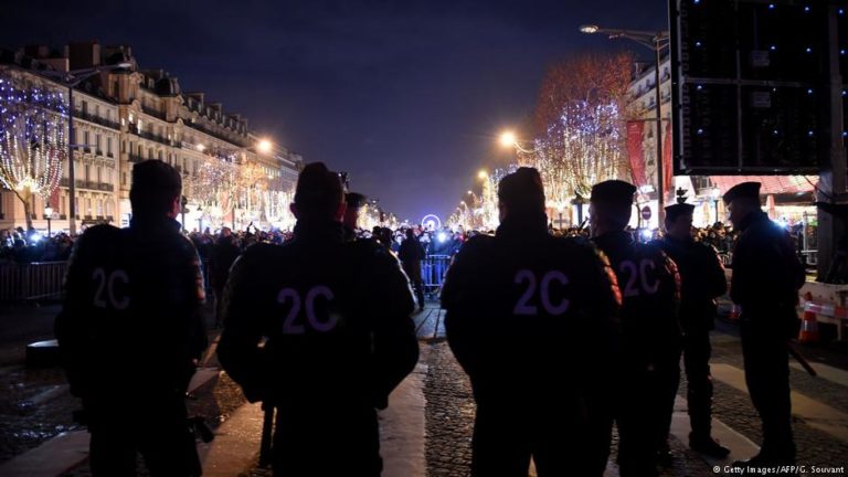 در آستانه سال نو در پاریس: شانزه‌لیزه در قرق پلیس؛ جلیقه‌زردها آماده تظاهرات