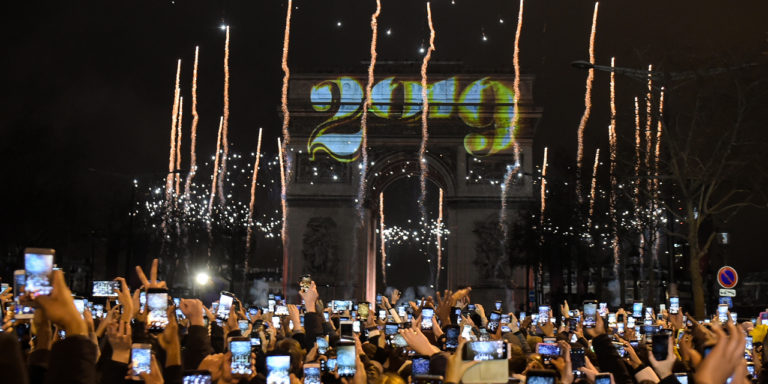 تصاویری از برگزاری باشکوه جشن سال نو در پاریس