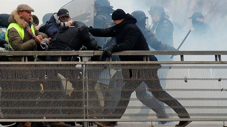 فرانسوی‌ها بیش از ۱۱۵ هزار یورو برای مشت‌زنی که پلیس را کتک زد جمع کردند